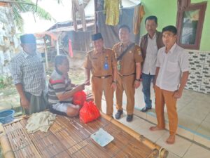 Sekretaris Kecamatan Mekar Baru Kunjungi dan Serahkan Bantuan kepada Warga Penderita Stroke di Desa Waliwis