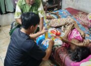 Tak Tinggal Diam, Kades Sidoko Jenguk Warga Lansia yang Sakit dan Tak Punya Anak