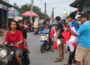 DPK KNPI Mekar Baru Bagikan Ratusan Bendera Merah Putih untuk Masyarakat