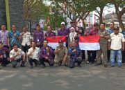 Pemerintah Kecamatan Mekar Baru Bagikan Bendera Merah Putih kepada Warga dalam Rangka Menyemarakkan HUT ke-80 RI
