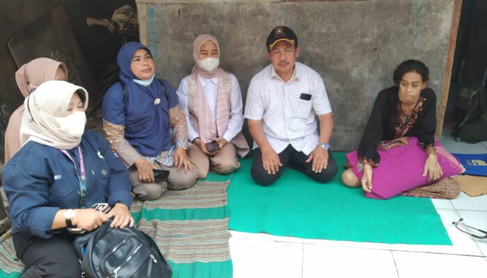Camat Mekar Baru Kunjungi Warga Desa Waliwis yang Menderita CA Lidah