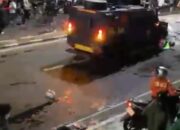 Mobil Barracuda Polisi Lindas Ojol dalam Kericuhan Demo DPR di Jakarta