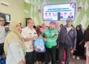 Camat Mekar Baru Bagikan 200 Paket Sembako untuk Anak Yatim, Dhuafa, dan Ojek Online
