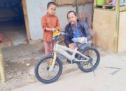 Sentuhan Kemanusiaan: Marnan Sarbini Hadiahkan Sepeda Baru untuk Afwan Faizi yang Baru Pulih dari Operasi Tumor Mata