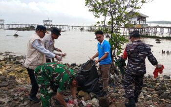 Sinergi Polresta Tangerang dan KNPI Gelar Korve Bersihkan Sampah di Pulau Cangkir, Kronjo