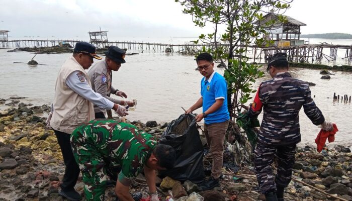 Sinergi Polresta Tangerang dan KNPI Gelar Korve Bersihkan Sampah di Pulau Cangkir, Kronjo