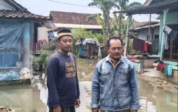 Camat Mekar Baru Meninjau Banjir di Sejumlah Desa Terdampak