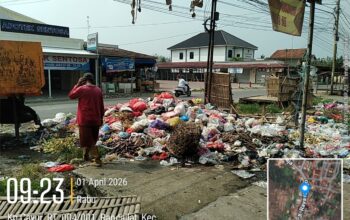 Gotong Royong Bersihkan Pasar Cayur, Camat Kresek Gandeng TNI dan Warga
