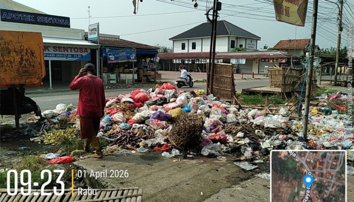 Gotong Royong Bersihkan Pasar Cayur, Camat Kresek Gandeng TNI dan Warga
