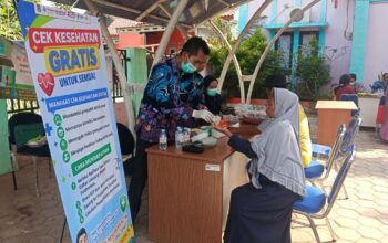 Jemput Bola Layanan Kesehatan, Puskesmas Mekar Baru Adakan Cek Kesehatan Gratis di Kantor Desa Mekar Baru
