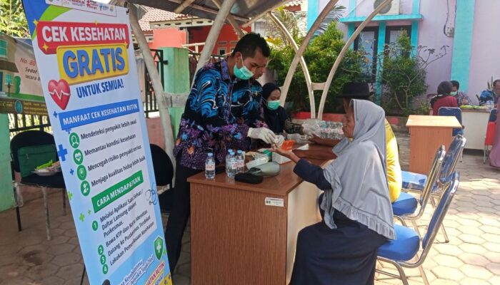 Jemput Bola Layanan Kesehatan, Puskesmas Mekar Baru Adakan Cek Kesehatan Gratis di Kantor Desa Mekar Baru